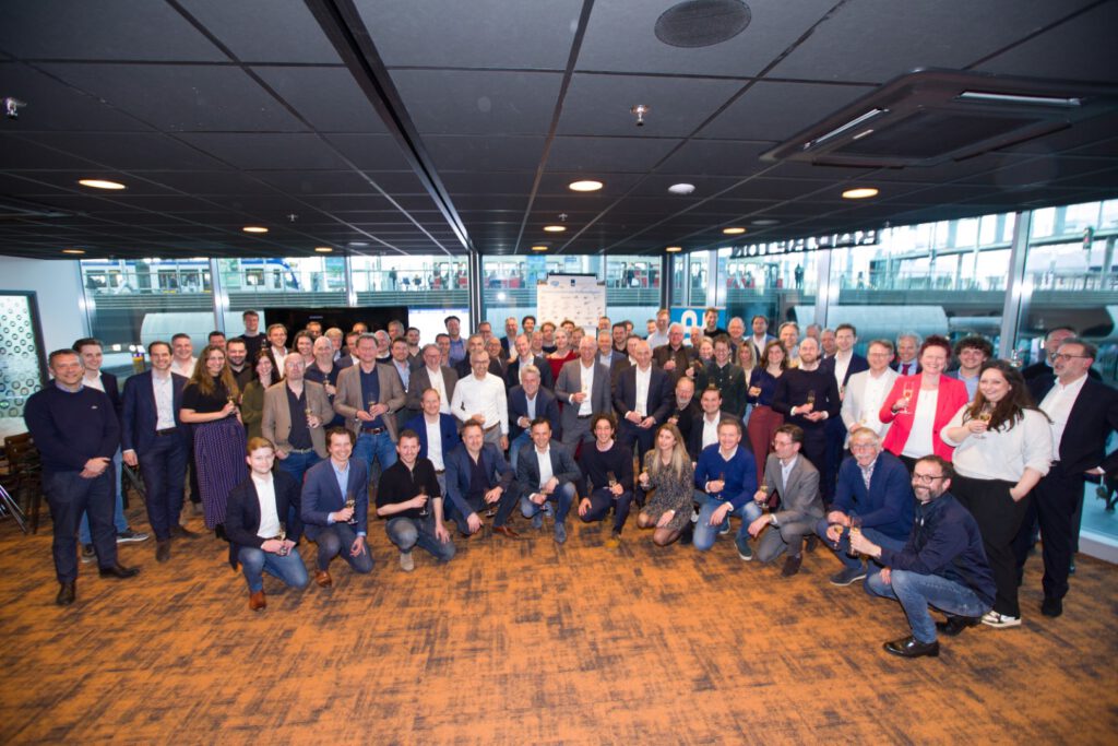 Bouwers van flexwoningen samen met AEDES