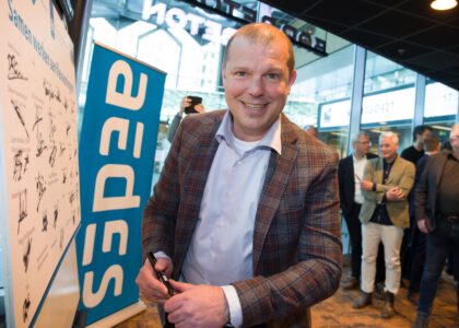 Namens QYUUBS ondertekent Bardo Mutsaers de overeenkomst met AEDES voor de levering van flexibele woningen.